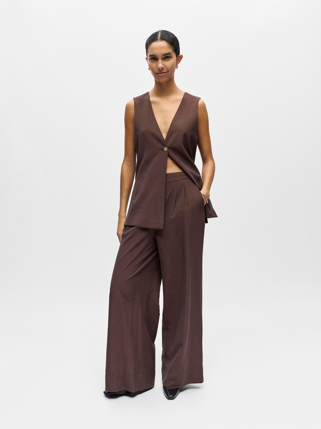 model_shot-front_full